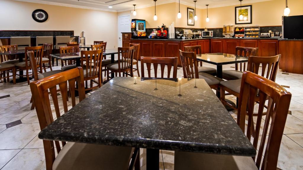 Best Western Pineywoods Inn - image 2