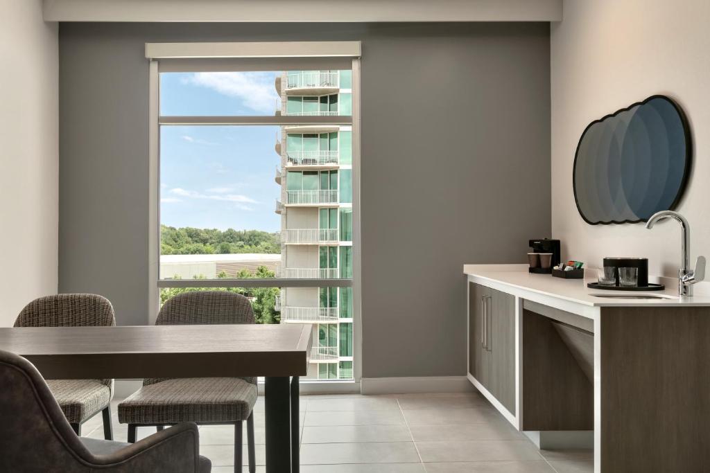 Embassy Suites by Hilton Atlanta Midtown - image 7