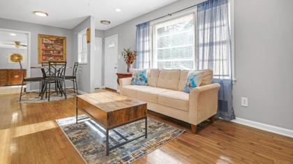 Spacious 3 Bedroom Home with Full Kitchen - Minutes from ATL Airport! home