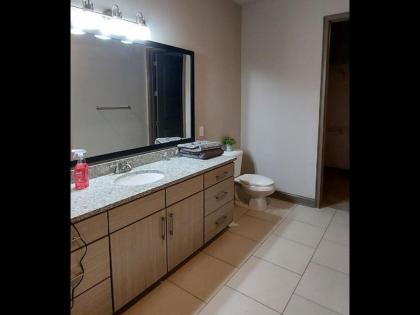2 bedroom 2 bath very spacious - image 10