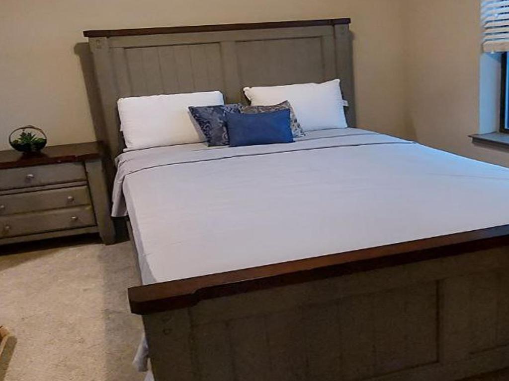 2 bedroom 2 bath very spacious - image 2