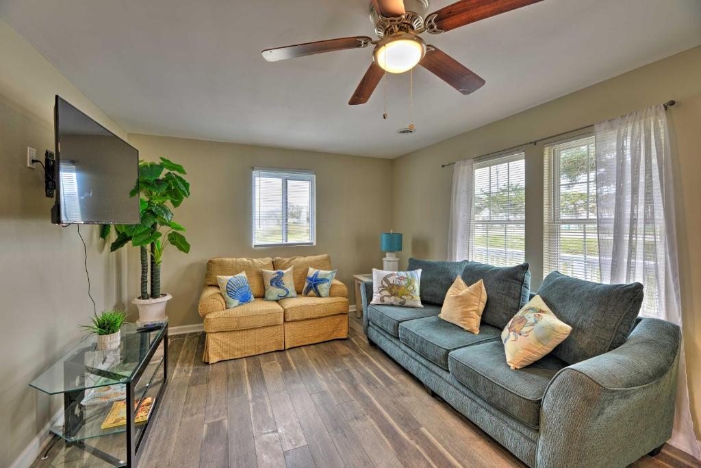 Luxe Cozy Crab Shack with Porch in Atlantic Beach! - main image
