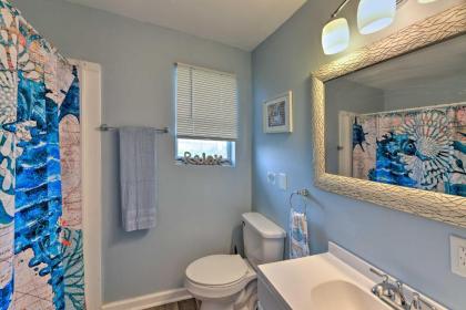 Luxe Cozy Crab Shack with Porch in Atlantic Beach! - image 17