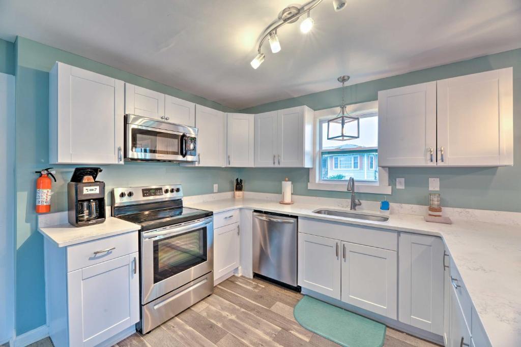 Luxe Cozy Crab Shack with Porch in Atlantic Beach! - image 4