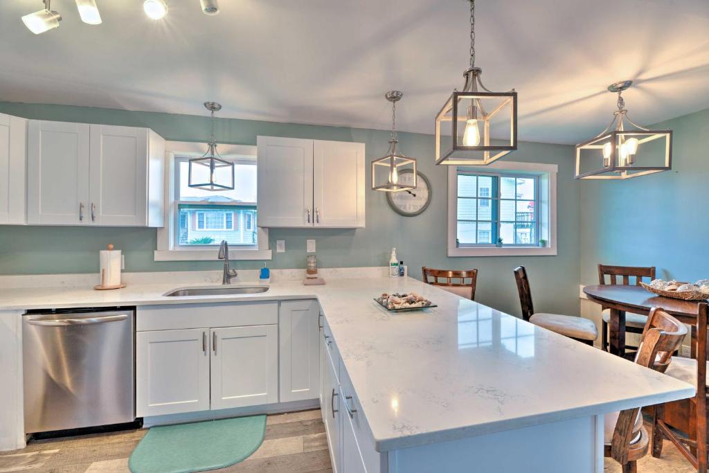 Luxe Cozy Crab Shack with Porch in Atlantic Beach! - image 5