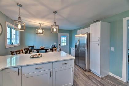 Luxe Cozy Crab Shack with Porch in Atlantic Beach! - image 7