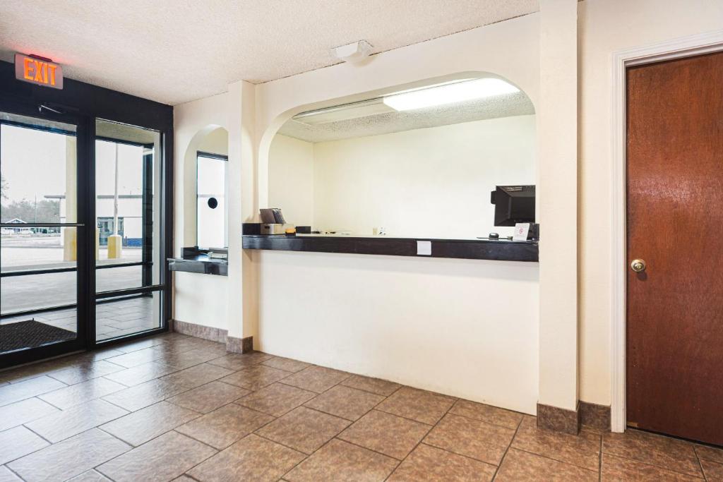 OYO Hotel Atmore AL Hwy 21 - image 6