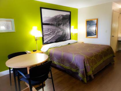 Super 8 by Wyndham Auburn - image 1