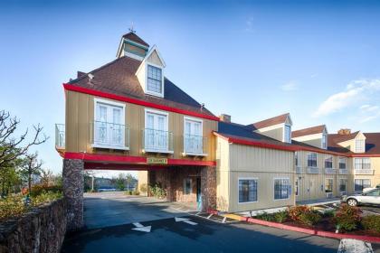 Red Lion Inn & Suites Auburn - image 7