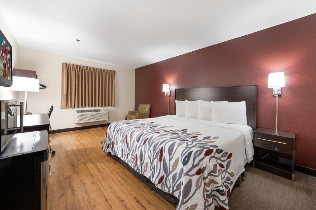Red Roof Inn Auburn - image 3
