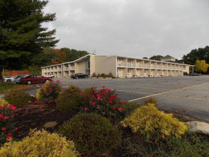 Center Street Value Inn - image 6