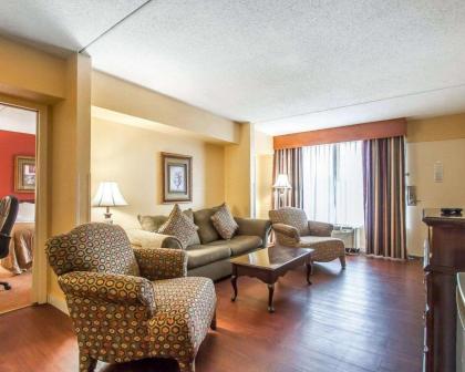 Clarion Inn & Suites University Center - image 21