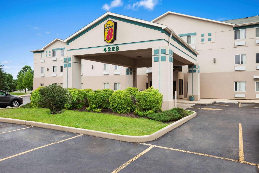 Super 8 by Wyndham Aurora/Naperville Area - main image