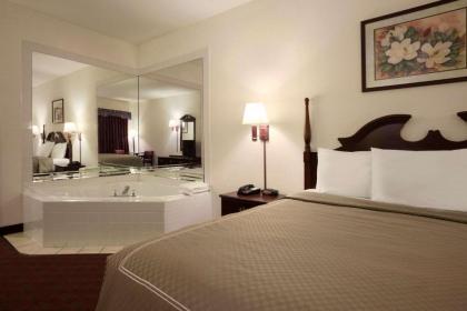 Super 8 by Wyndham Aurora/Naperville Area - image 10