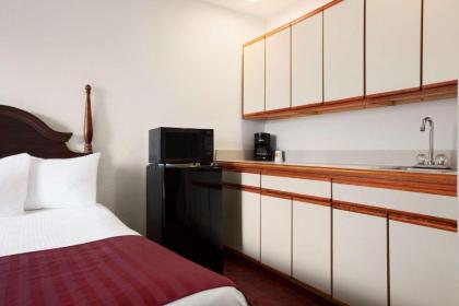 Super 8 by Wyndham Aurora/Naperville Area - image 11
