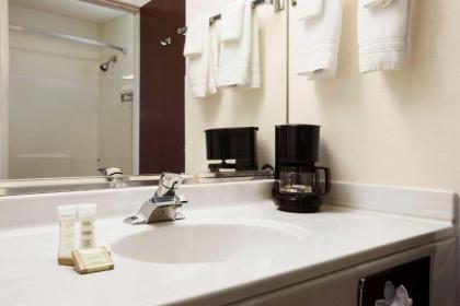 Super 8 by Wyndham Aurora/Naperville Area - image 12