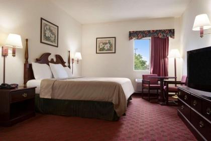 Super 8 by Wyndham Aurora/Naperville Area - image 13