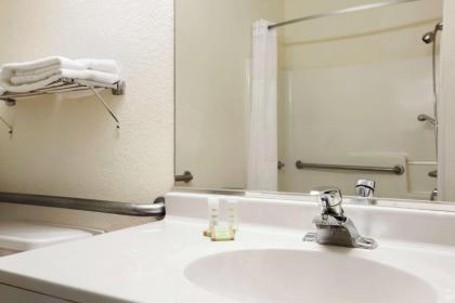 Super 8 by Wyndham Aurora/Naperville Area - image 4
