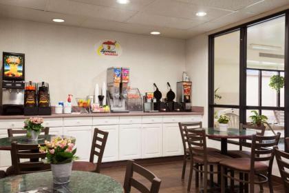 Super 8 by Wyndham Aurora/Naperville Area - image 6