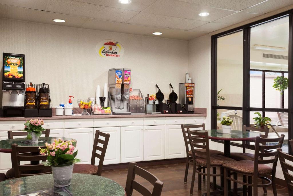 Super 8 by Wyndham Aurora/Naperville Area - image 6
