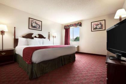 Super 8 by Wyndham Aurora/Naperville Area - image 7