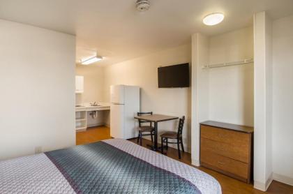 HomeTowne Studios by Red Roof Denver - Airport/Aurora - image 14