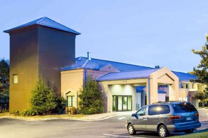 Rodeway Inn at Six Flags Austell