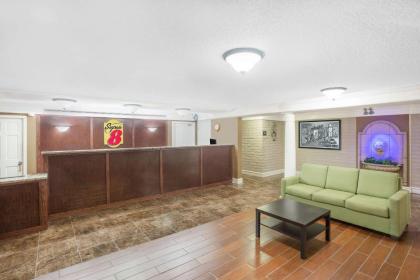 Super 8 by Wyndham Austell/Six Flags - image 10
