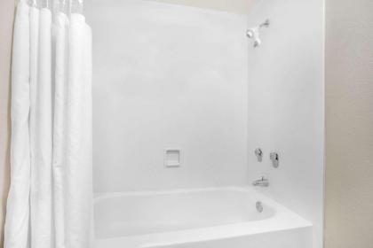 Super 8 by Wyndham Austell/Six Flags - image 3