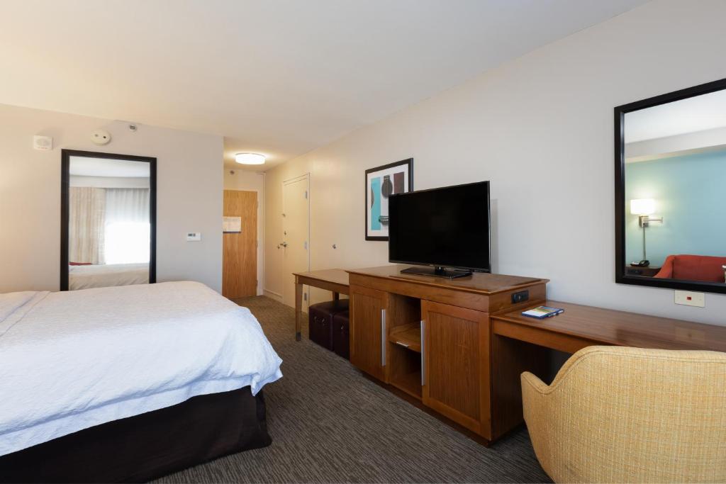 Hampton Inn & Suites-Austin Airport - image 2