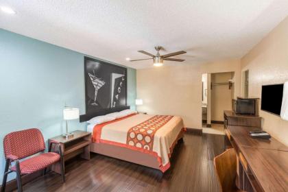 Super 8 by Wyndham Austin University/Downtown Area - image 2