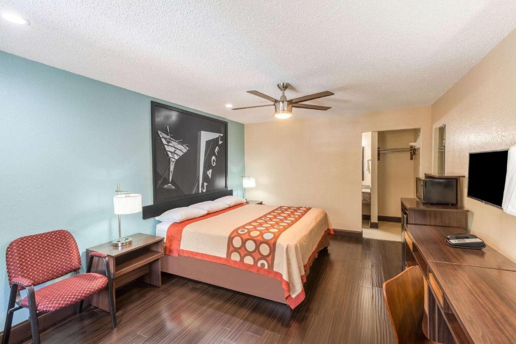 Super 8 by Wyndham Austin University/Downtown Area - image 2
