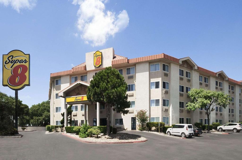 Super 8 by Wyndham Austin North/University Area - main image