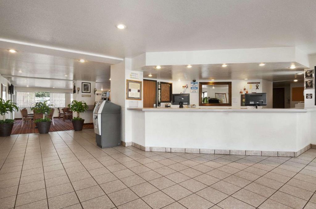 Super 8 by Wyndham Austin North/University Area - image 2