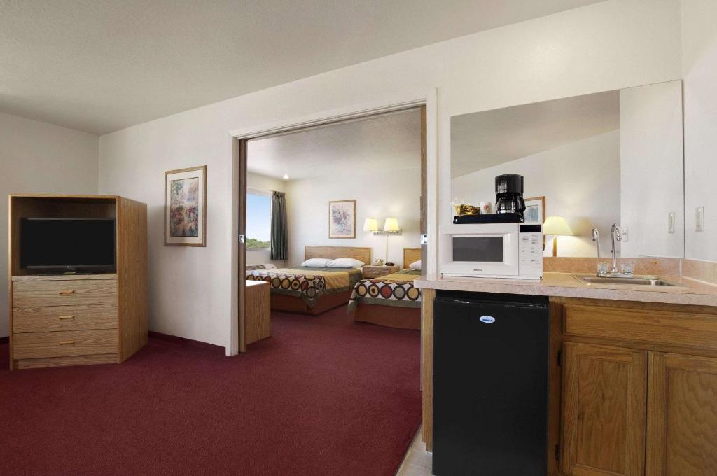 Super 8 by Wyndham Austin North/University Area - image 5