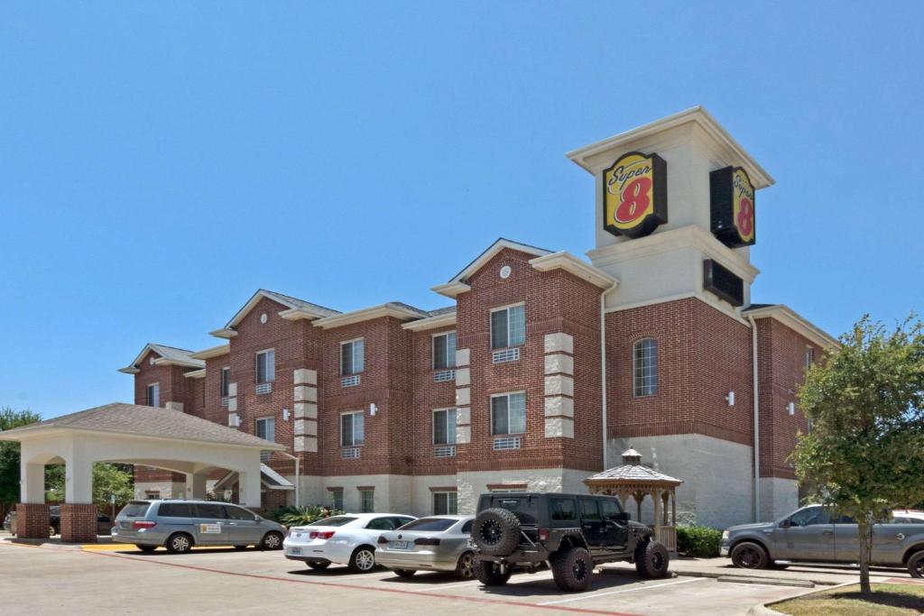 Super 8 by Wyndham Austin/Airport South - main image