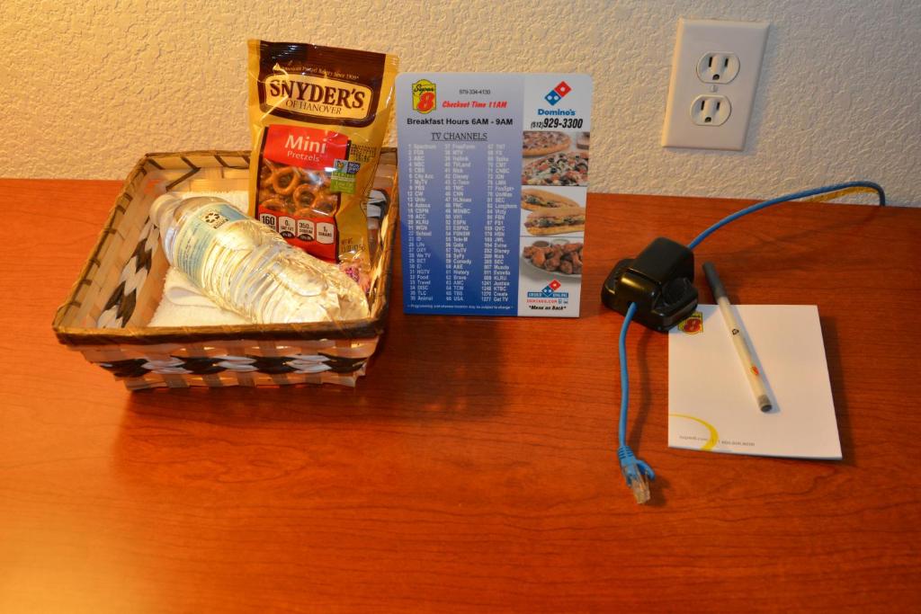Super 8 by Wyndham Austin/Airport South - image 5