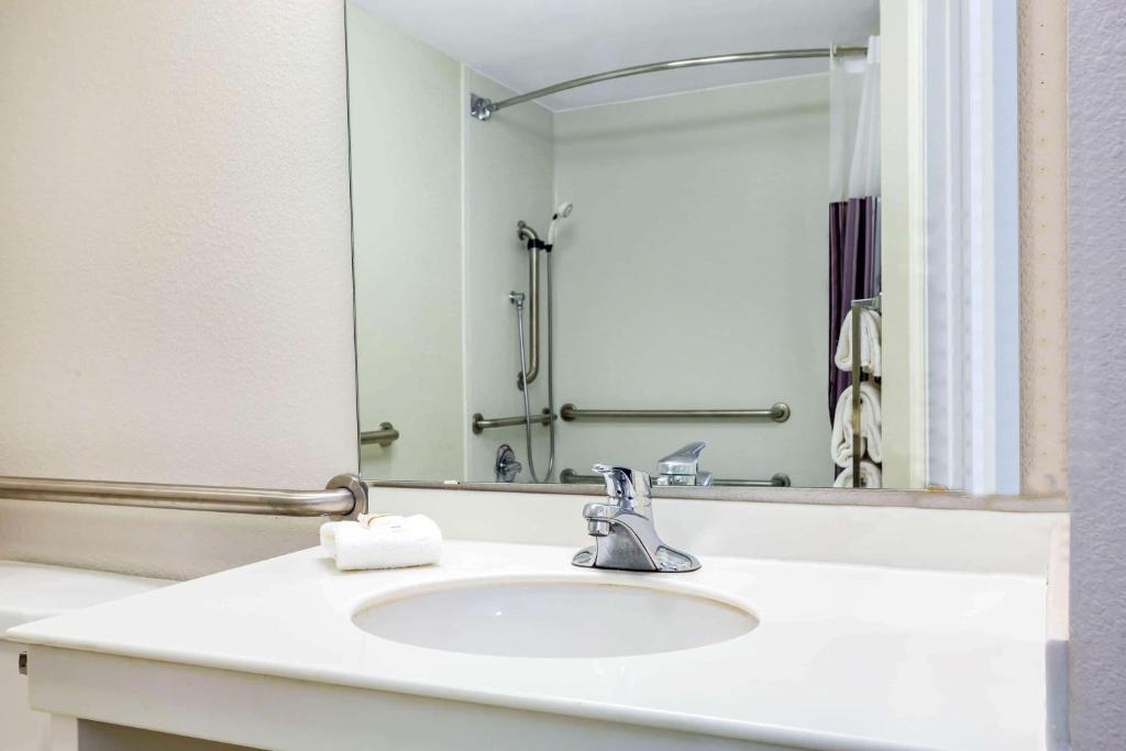 La Quinta by Wyndham Austin Southwest - image 3