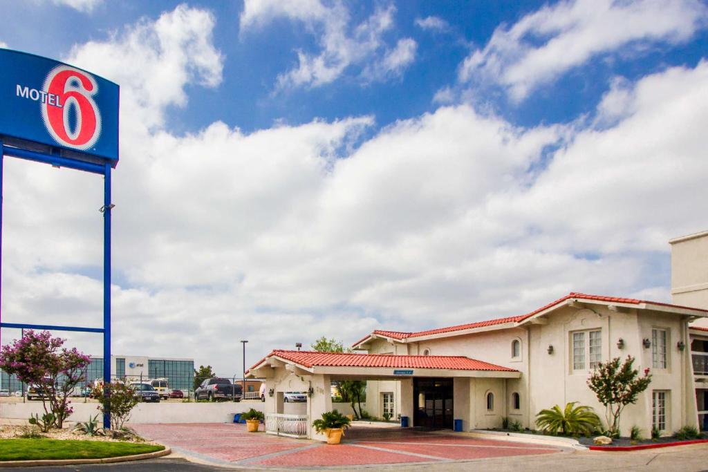 Motel 6-Austin TX - Midtown - main image