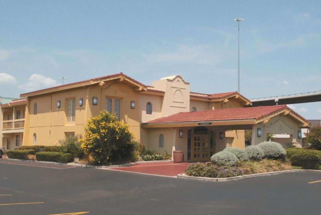 La Quinta Inn by Wyndham Austin University Area - main image