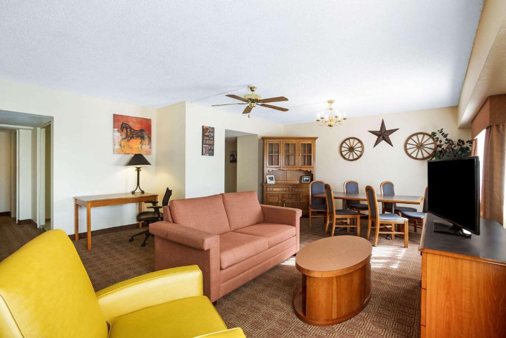 La Quinta Inn by Wyndham Austin Capitol / Downtown - image 4
