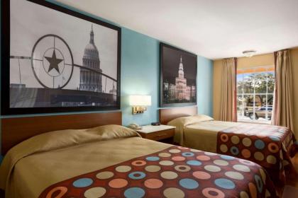 Super 8 by Wyndham Austin Downtown/Capitol Area - image 2