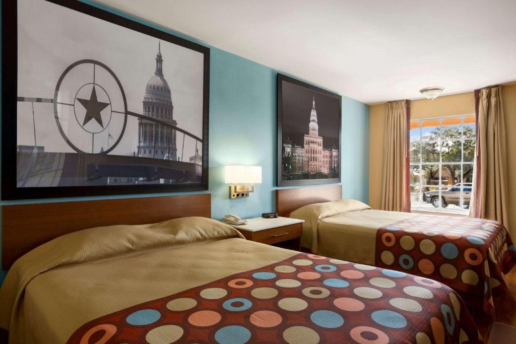 Super 8 by Wyndham Austin Downtown/Capitol Area - image 2
