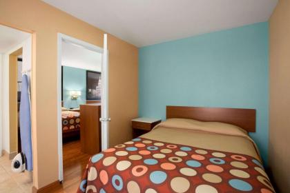 Super 8 by Wyndham Austin Downtown/Capitol Area - image 3