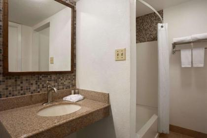 Super 8 by Wyndham Austin Downtown/Capitol Area - image 4