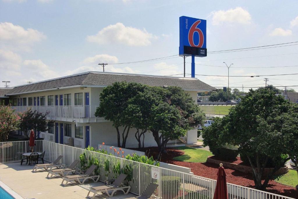 Motel 6-Austin TX - North - main image