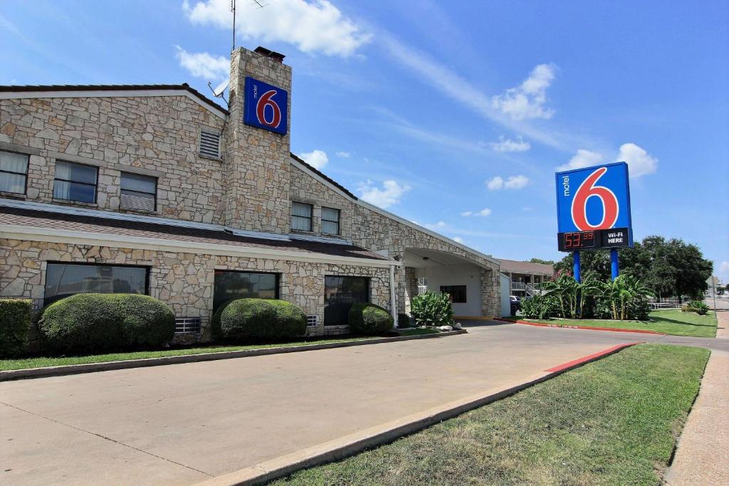 Motel 6 Austin TX - Central Downtown UT - main image