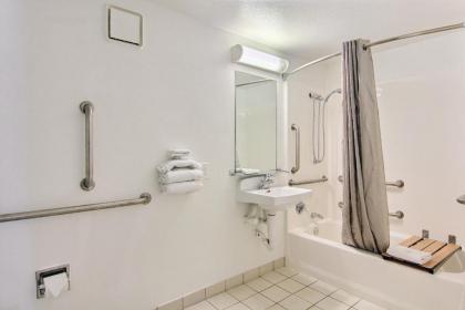 Motel 6 Austin TX - Central Downtown UT - image 2