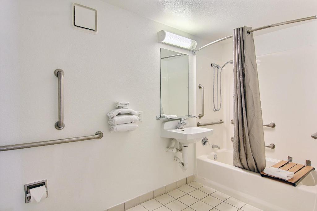 Motel 6 Austin TX - Central Downtown UT - image 2