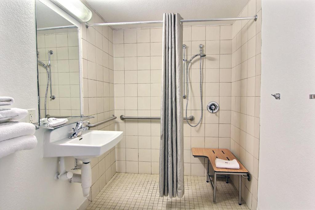 Motel 6 Austin TX - Central Downtown UT - image 5